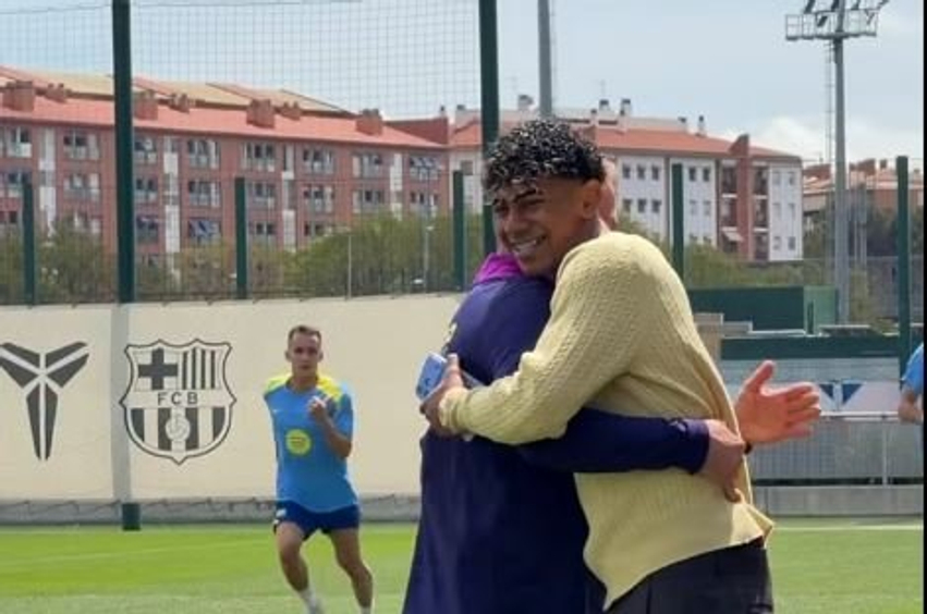 Lamine Yamal i lënduar  por viziton bashkëlojtarët e tij në stërvitje