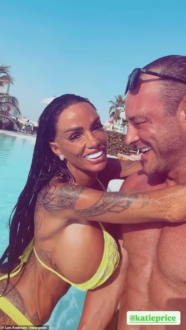 Katie Price shfaq linjat në bikini të verdha, ndërsa bashkëshorti i mëson fjalë romantike në arabisht
