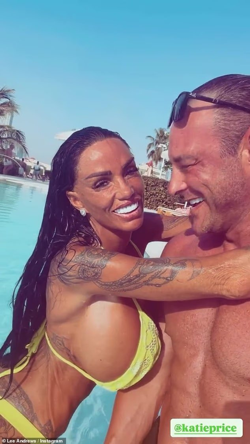 Katie Price shfaq linjat në bikini të verdha  ndërsa bashkëshorti i mëson fjalë romantike në arabisht
