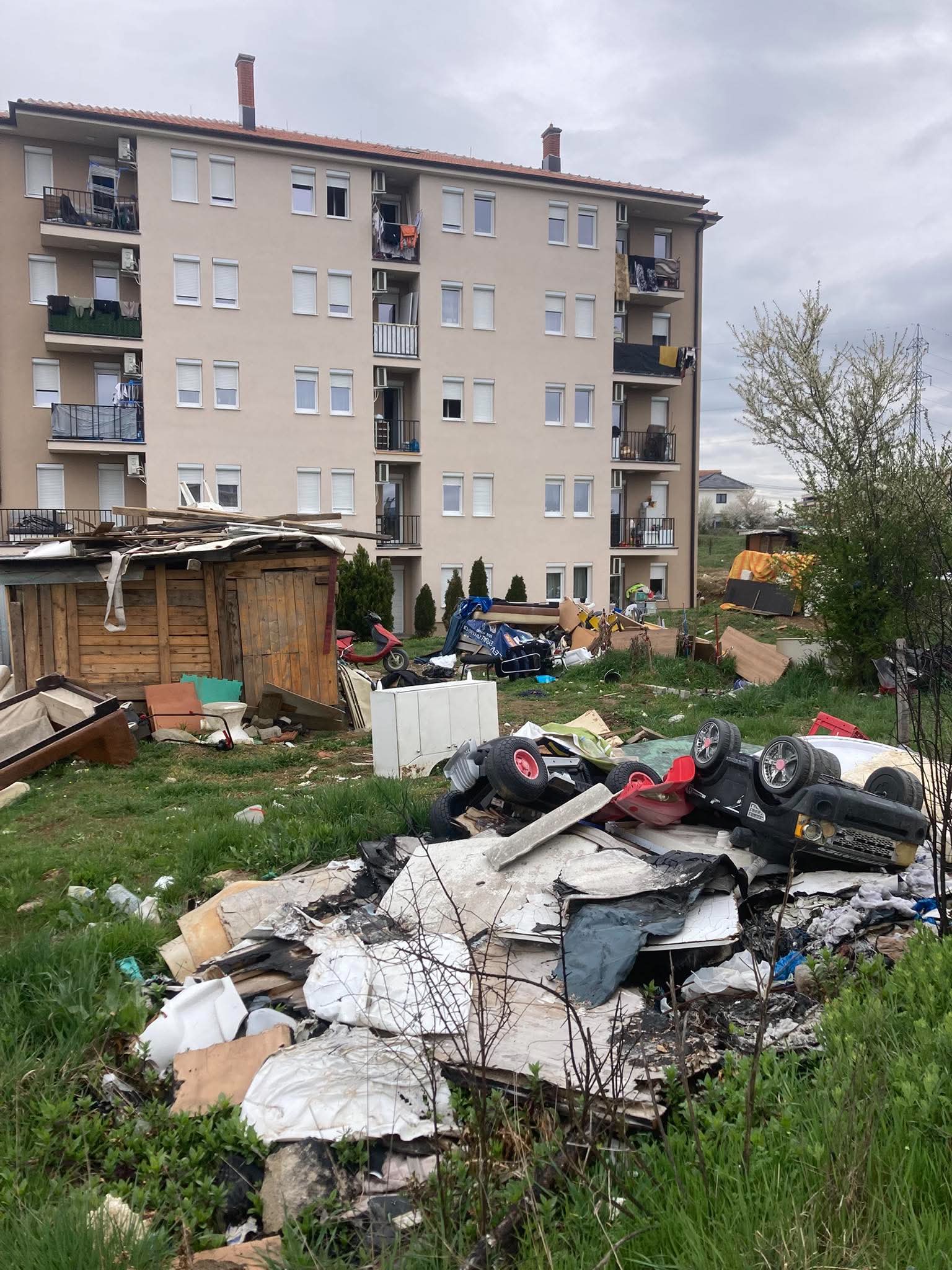 Hiqen objektet montuese, gjësendet dhe mbeturinat te objektet e banimit social