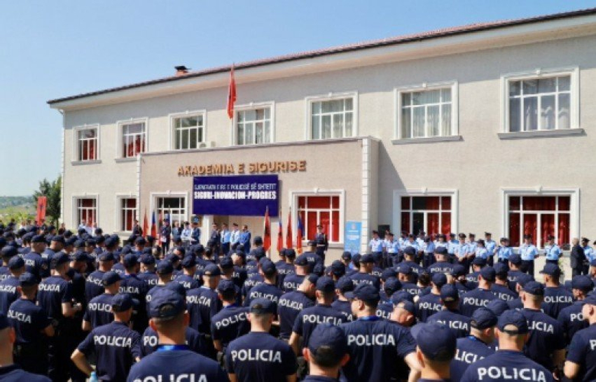 Helmohen 56 studentë të Policisë në Shqipëri  dy të arrestuar