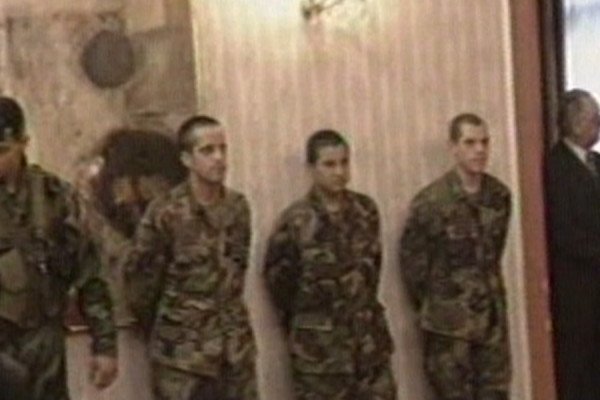 ​Clinton nuk pranoi ta takojë, Millosheviq maltretoi tre ushtarët e zënë rob