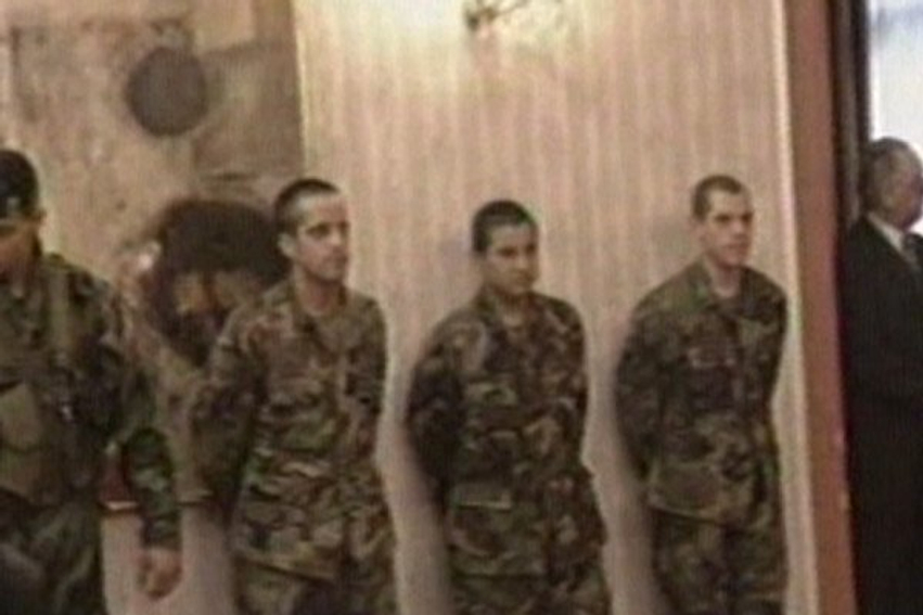 Clinton nuk pranoi ta takojë  Millosheviq maltretoi tre ushtarët e zënë rob