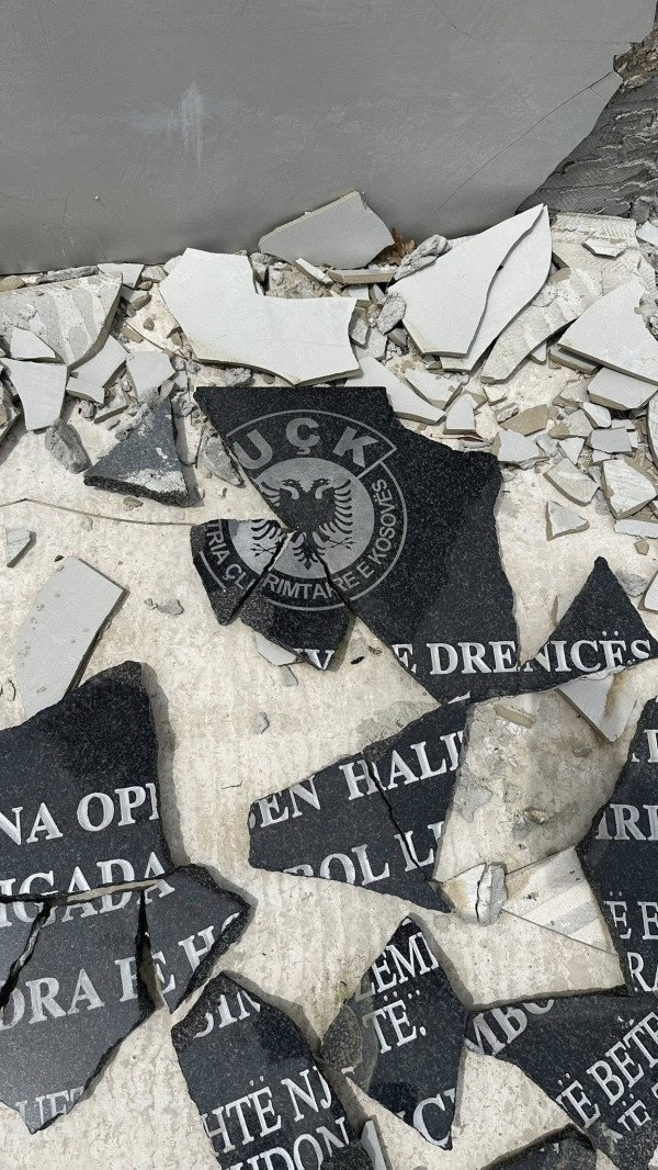 ​Dëmtim barbar i lapidarit të UÇK-së në Binxhë të Klinës