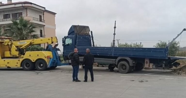 Kamioni del nga rruga dhe përmbyset, shpëton pa lëndime shoferi