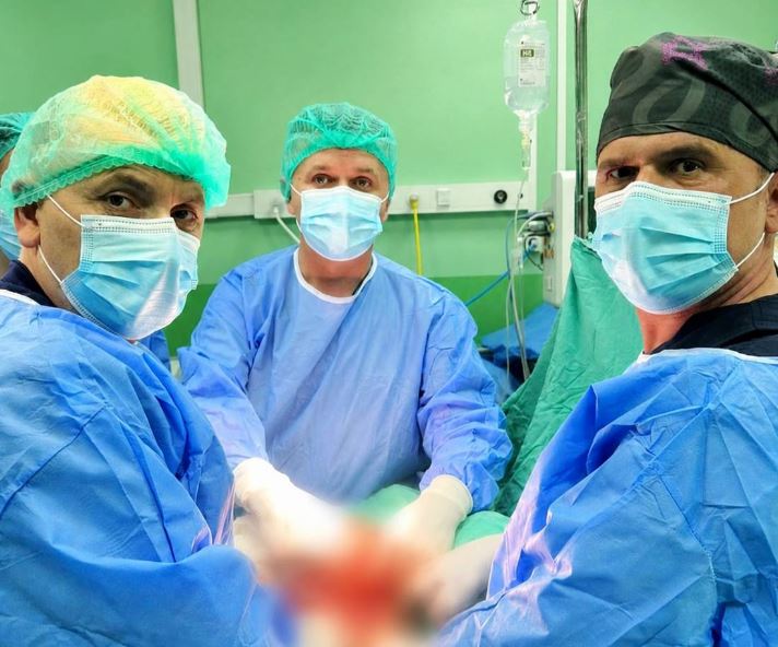Operacion kompleks në Mitrovicë: Largohet me sukses tumori me përmasa të mëdha te 69-vjeçari