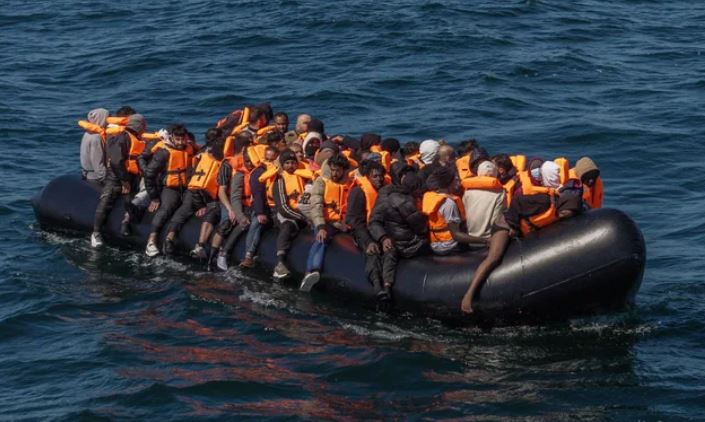 Bandat shqiptare ulin çmimet, The Telegraph: 150 paund kalimi me gomone drejt Anglisë