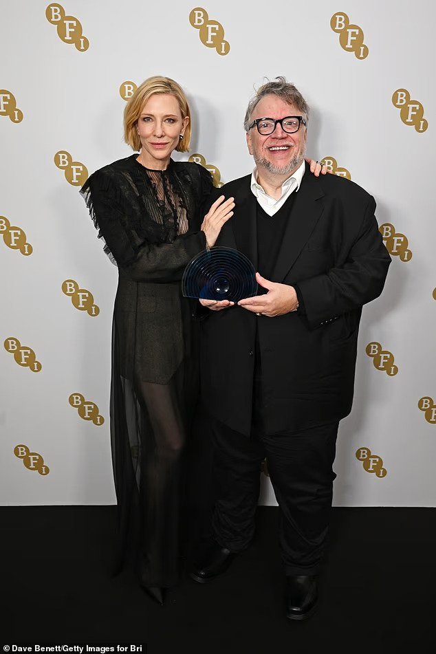 Cate Blanchett nderon Guillermo del Toro në ceremoninë e BFI Fellowship