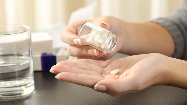 Ekspertët: Të rinjtë përdorin paracetamol pa masë