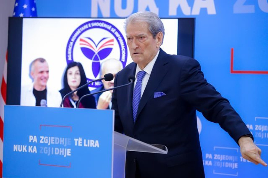 U arrestua për grup kriminal dhe grabitje personi e me vila  apartamente  makina luksoze dhe   Berisha  Mirlinda Karçanaj u lirua nga ish ministri i PS së
