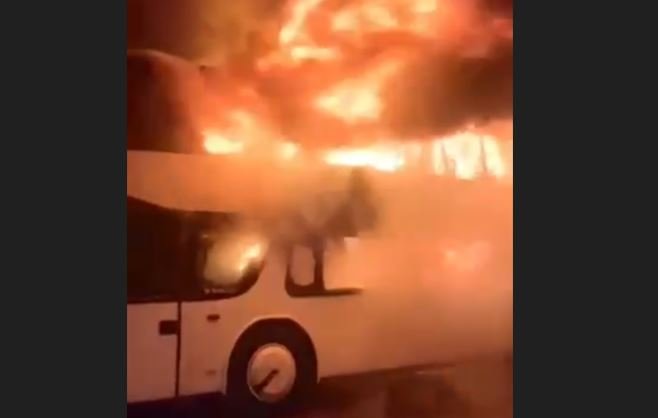 Zjarr i madh në një servis në Pejë, digjen tri vetura, një kamion dhe një autobus 