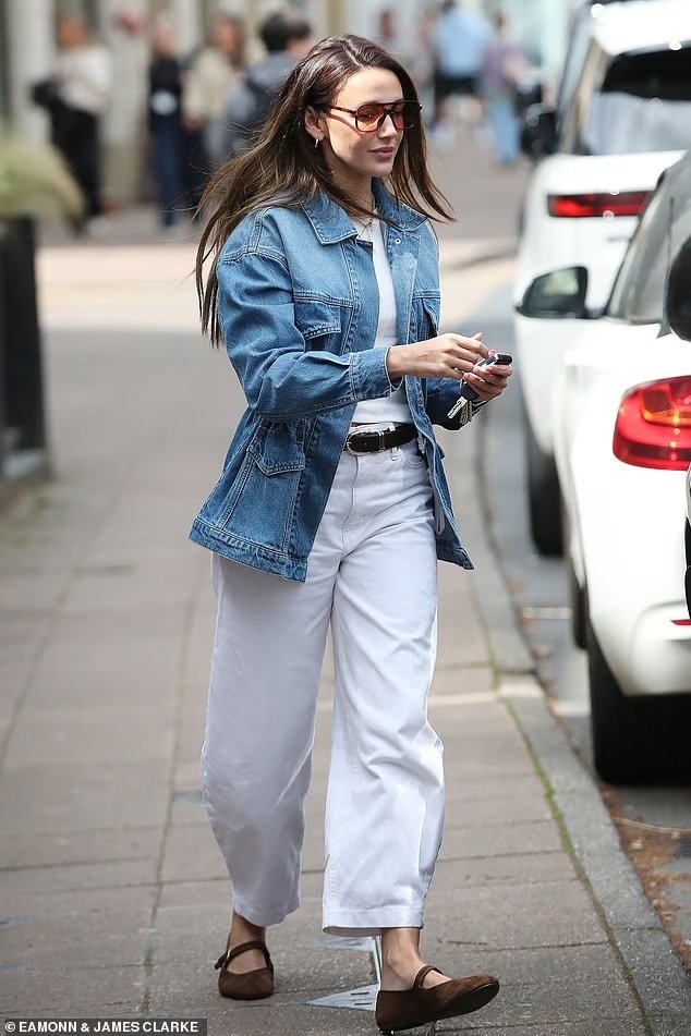 Michelle Keegan shkëlqen me stil casual gjatë daljeve në Cheshire