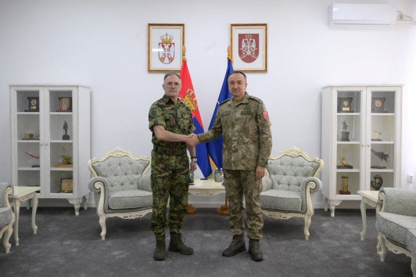 ​Komandanti i KFOR-it Ulutas u takua me shefin e Forcave të Armatosura të Serbisë