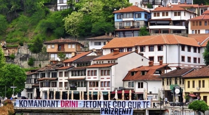 “Komandant Drini jeton në çdo gur të Prizrenit”-Në urën e gurit vendoset mesazhi përkujtimor