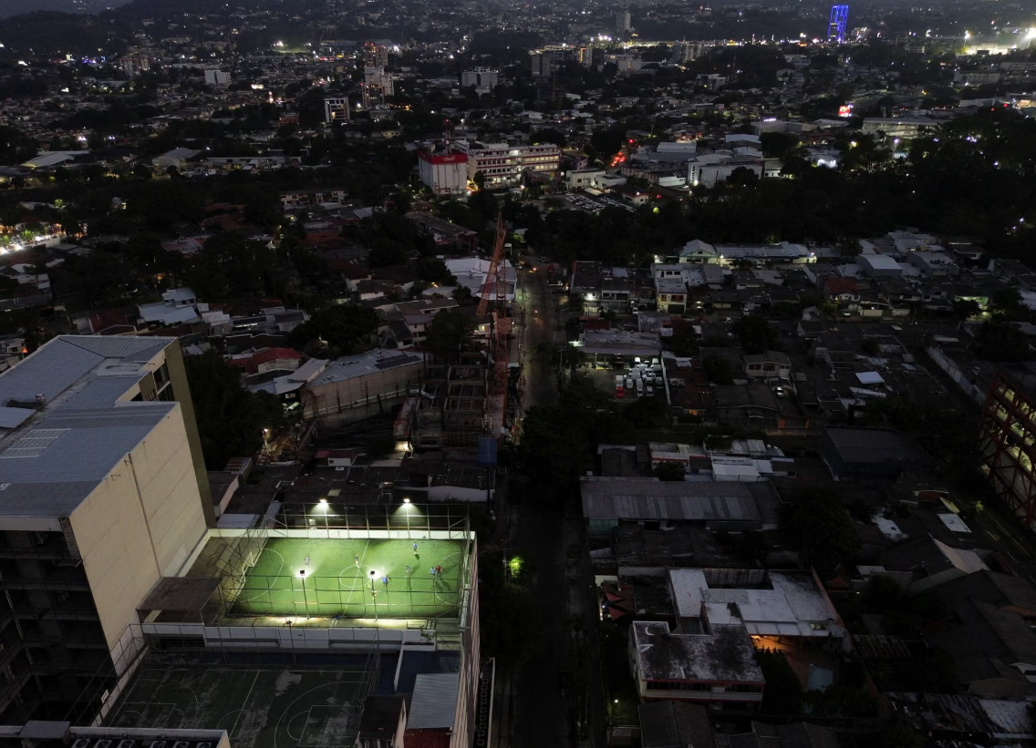 San Salvador, El Salvador: Njer&euml;z q&euml; luajn&euml; futboll n&euml; nj&euml; fush&euml; n&euml; &ccedil;ati&nbsp; / Fotografia: Jos&eacute;...