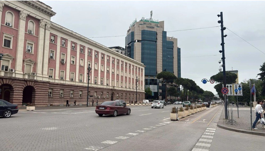 Ndryshon skenari i protestës  Mungon podiumi përpara Kryeministrisë  demokratët do të marshojnë pa fjalime