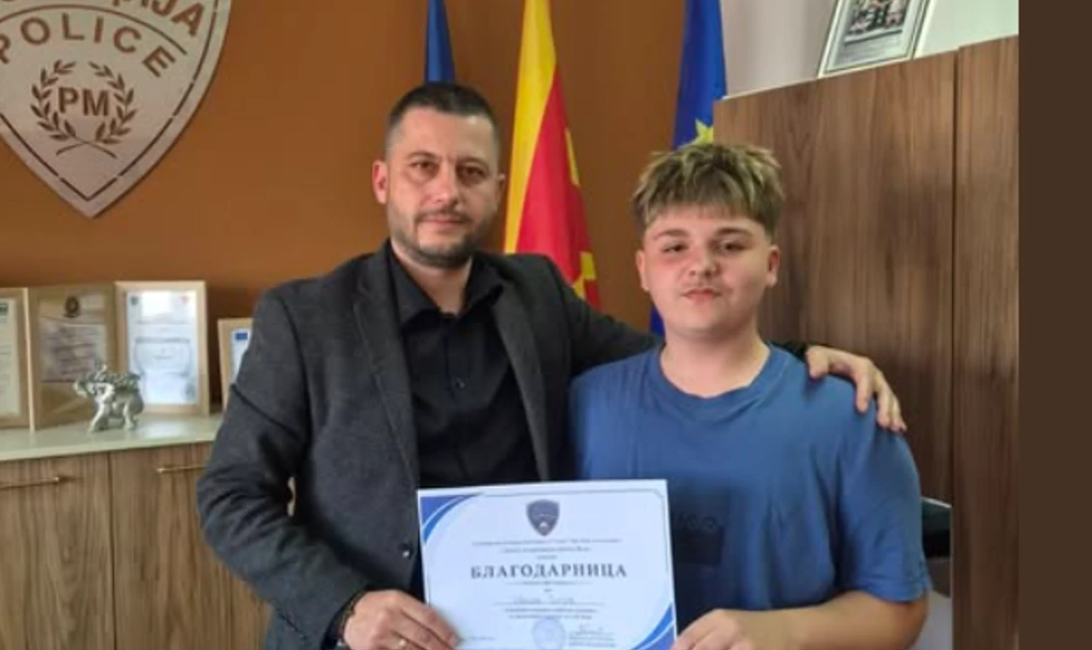 14-vjeçari gjeti 46 mijë denarë dhe i dorëzoi në polici, merr mirënjohje nga SPB Veles