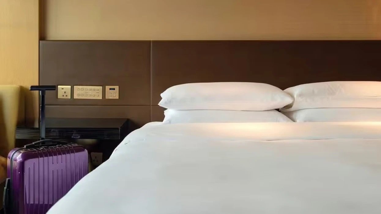 Punonjësja e hotelit këshillon njerëzit të bëjnë një kontroll të rëndësishëm me të hyrë në dhomë