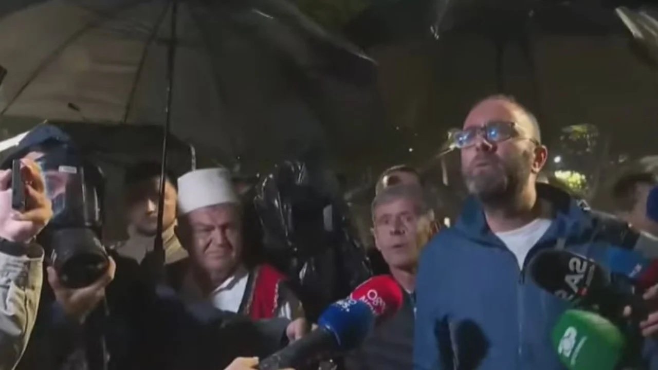 Tensionet në tubimin e PD-së, Bardhi përplaset me efektivët e policisë: Pse e provokoni protestën, është paqësore