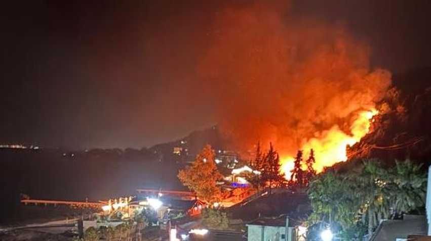 Zjarr i madh në Radhimë  rrezikohen 3 hotele