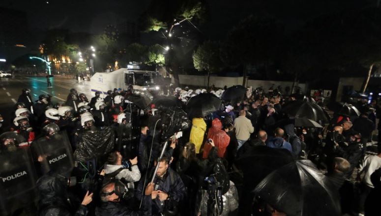 Përplasje mes policisë dhe protestuesve në marshimin e PD-së – efektivët bllokojnë bulevardin, hidhen molotovë e fishekzjarre