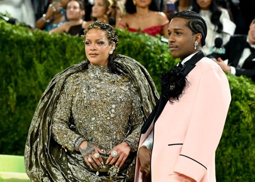 Rihanna publikon video me A$AP Rocky pas thashethemeve për tension në MET Gala