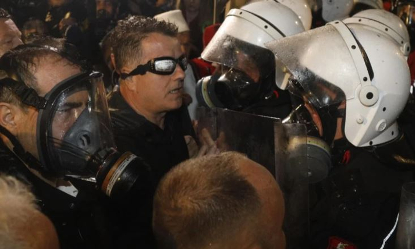 Deputetët e PD me maska dhe përballje frontale  çfarë nuk u pa në protestën e tetë të opozitës