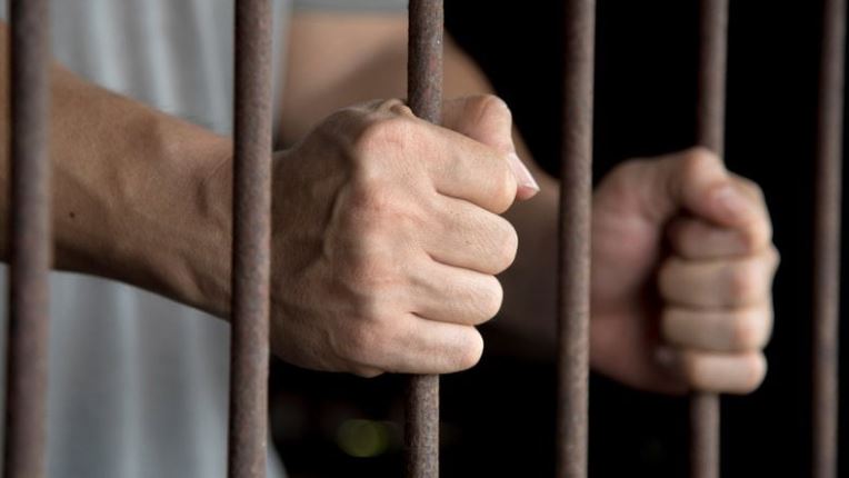 U kap në Merdare pasi u fut në kërkim për dhunë në familje – përfundon në ndalim 48-orësh