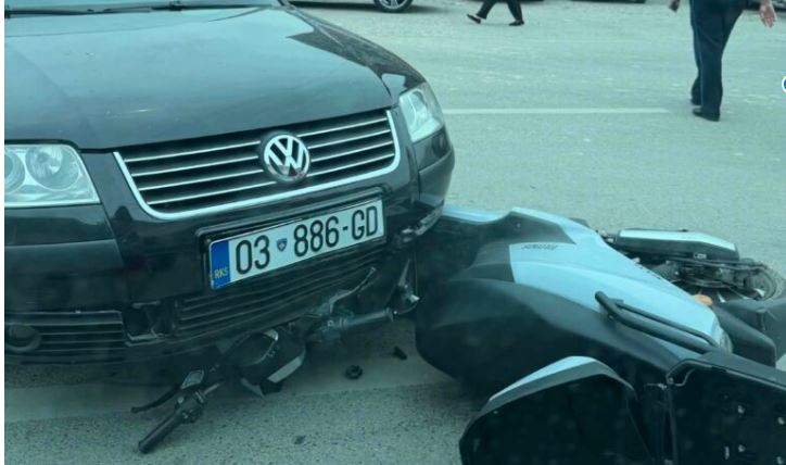 Aksident në Pejë, përplasen një veturë dhe një motoçikletë 