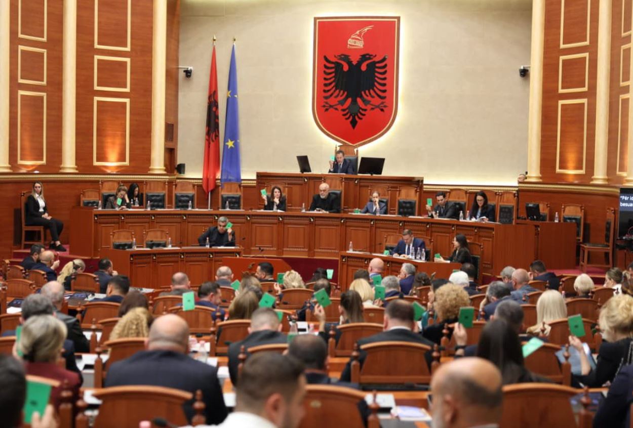 Seanca maratonë e Kuvendit, Rama shkon pas mesnate vetëm për votimin! Rrëzohen propozimet e demokratëve!