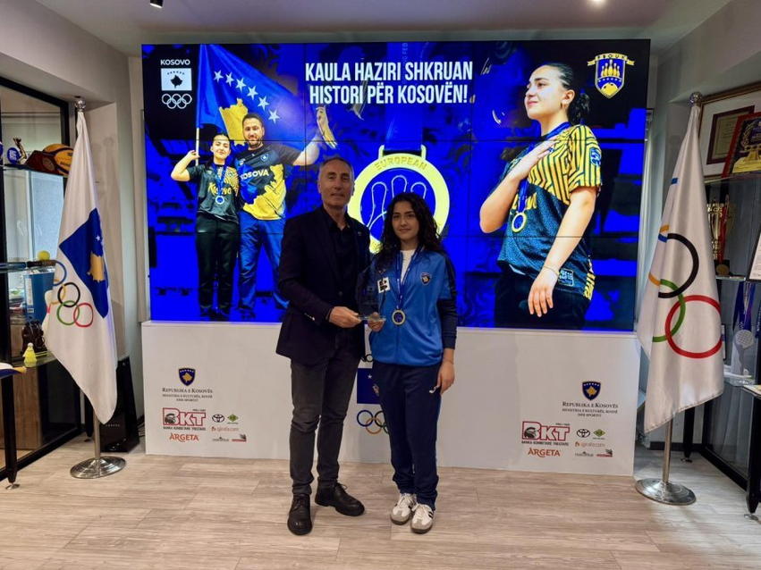 Kaula Haziri pritet nga Krasniqi pas triumfit historik në Kampionatin Mesdhetar të Bowlingut