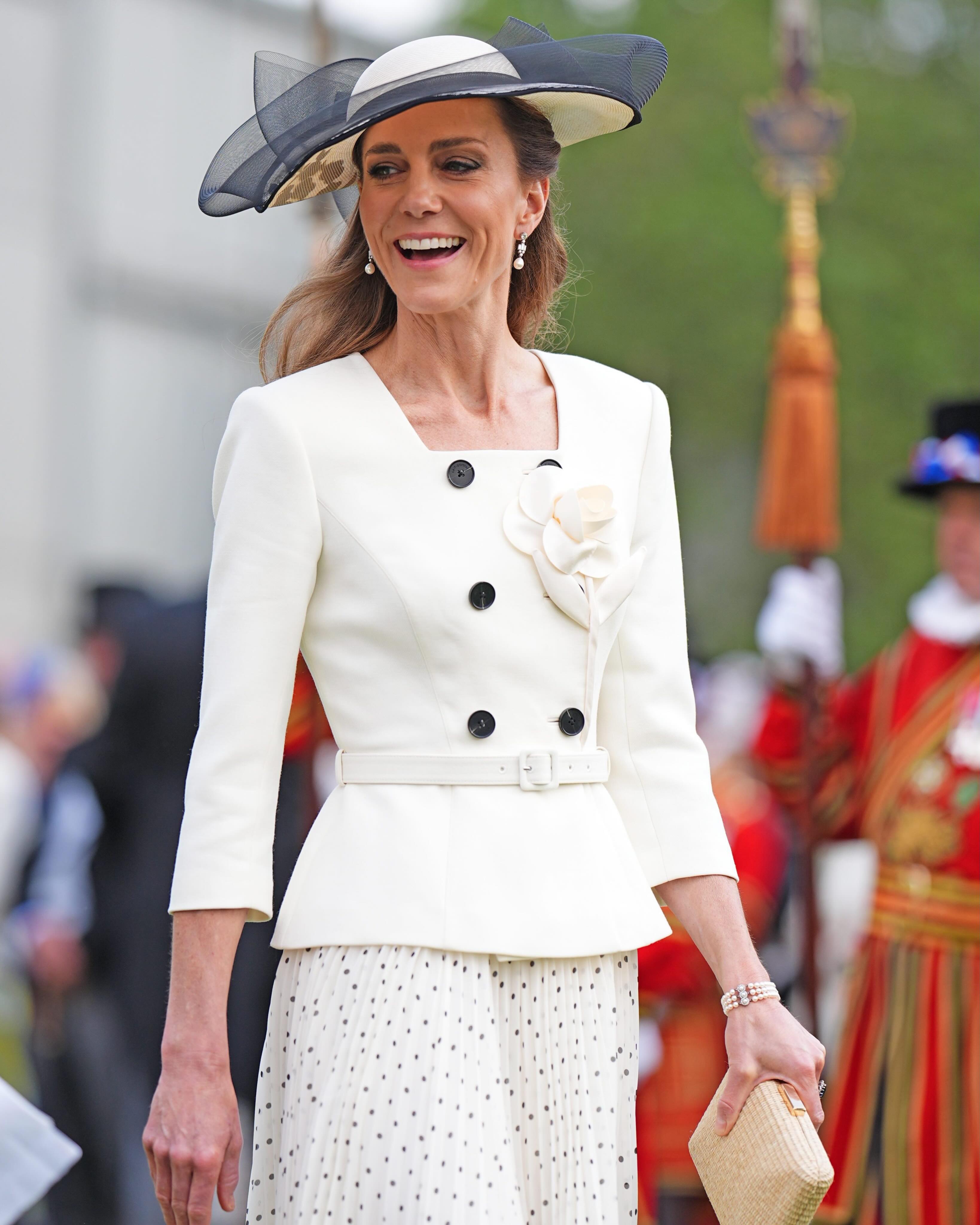 Kate Middleton shkëlqen në Buckingham Palace