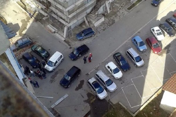 ​Punëtori bie nga kati i dytë në Fushë Kosovë, arrestohen dy zyrtarë të firmës