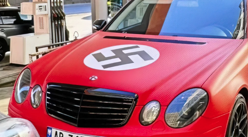 Policia në kërkim të mjetit me simbole naziste në Tiranë, nisin hetimet për pronarin shqiptar, si u zbulua nga autoritetet e huaja