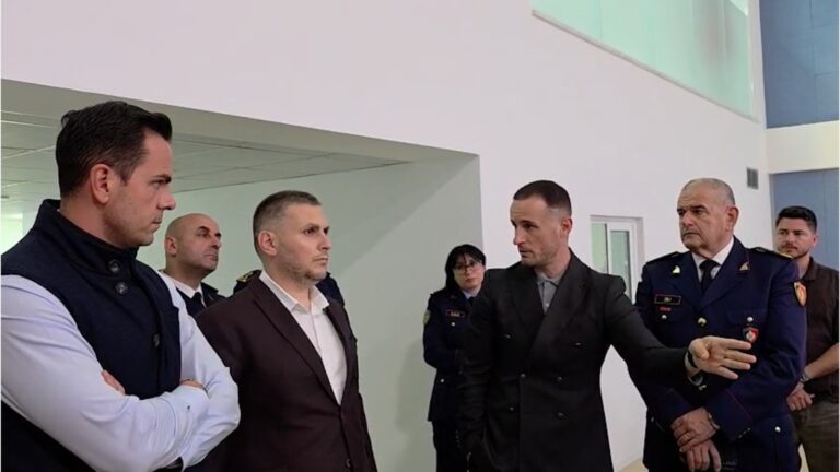 Drejtori i Policisë në Qendrën e Monitorimit të Trafikut: Teknologjia inteligjente do të minimizojë kontaktin e drejtpërdrejtë të efektivëve në rrugë!