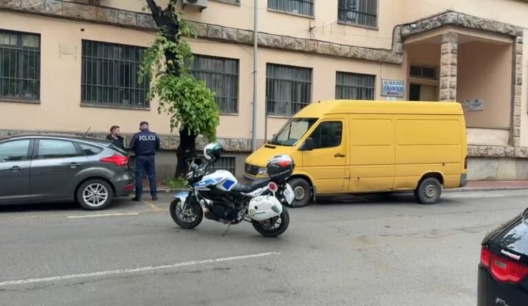 Aksident në Korçë/ Automjeti përplas këmbësorin, dërgohet me urgjencë në spital