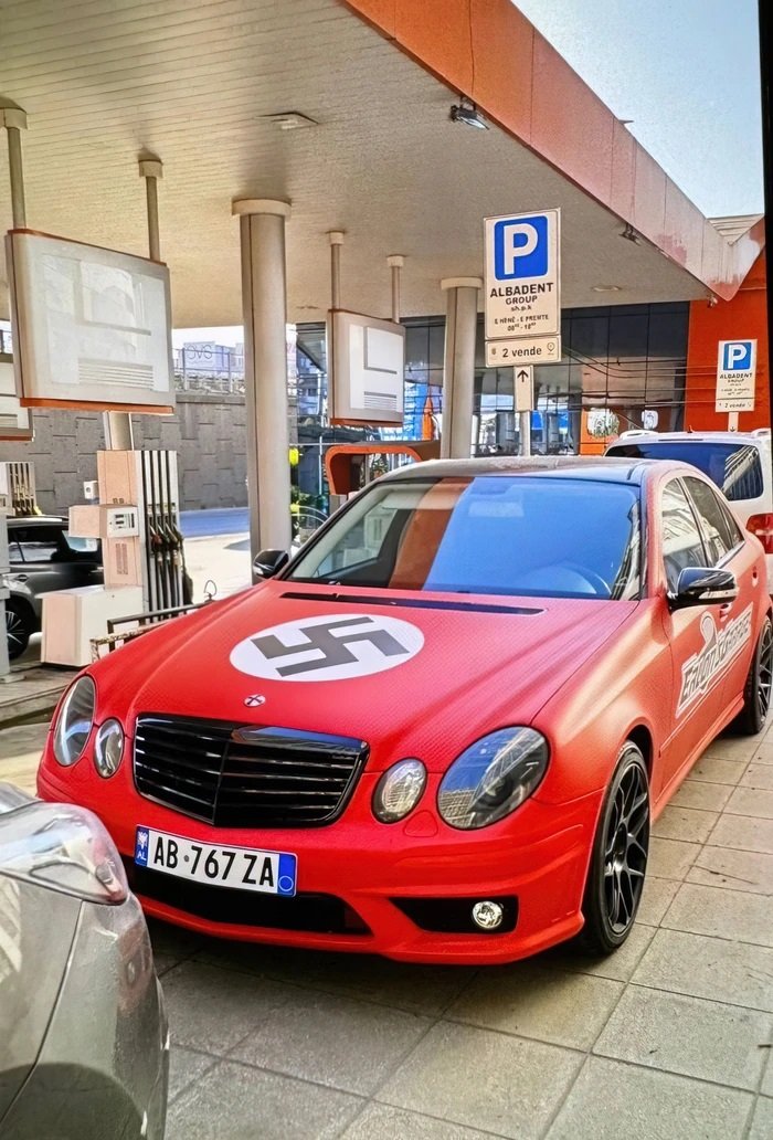 Policia në kërkim të mjetit me simbole naziste në Tiranë, si u zbulua nga autoritetet e huaja