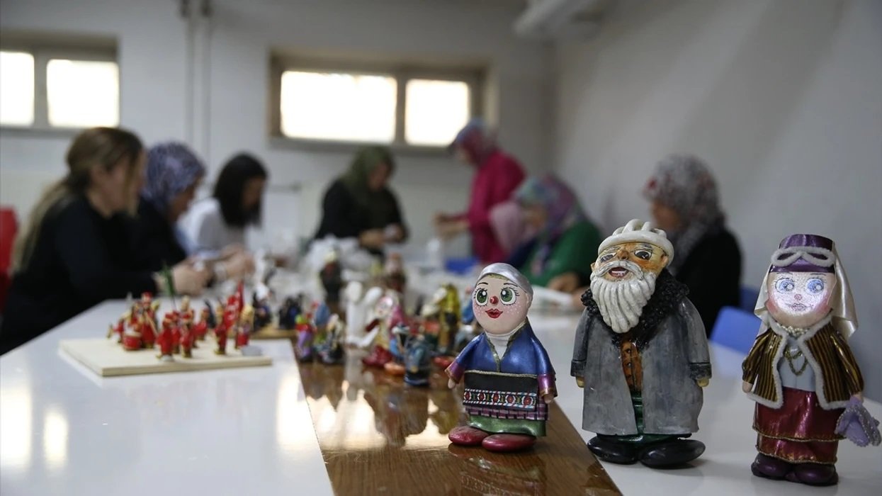 Gratë në Turqi shndërrojnë gurët e natyrës në kukulla