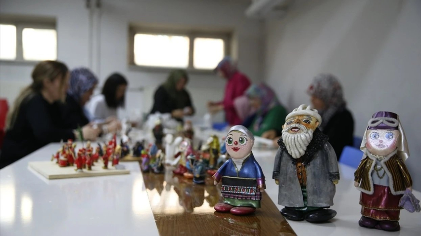 Gratë në Turqi shndërrojnë gurët e natyrës në kukulla
