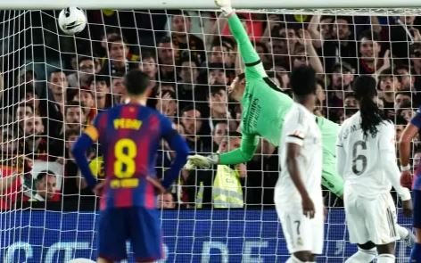 Barcelona në epërsi falë Rashfordit e Torresit 