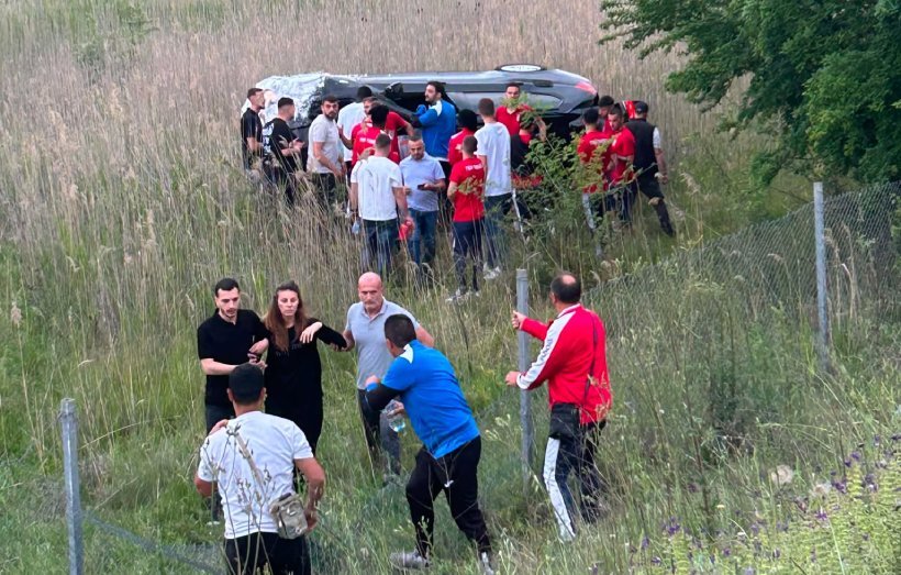 Automjeti fluturon në livadh, futbollistët i japin ndihmë