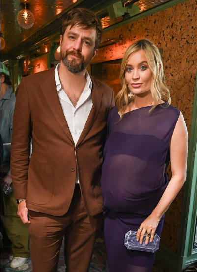 Laura Whitmore shfaq barkun e rrumbullakosur me fustan transparent në prag të lindjes