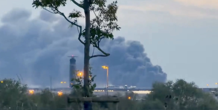 Zjarri përfshin një depo pranë aeroportit “Charles de Gaulle” në Paris, re e dendur tymi mbulon zonën
