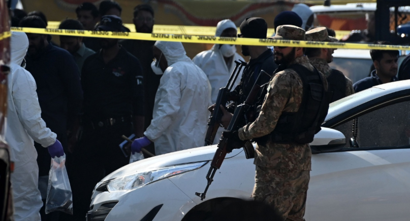 Sulm kamikaz në Pakistan/ Vriten 12 oficerë policie, autorët shpërthyen eksploziv dhe hapën zjarr në komisariat