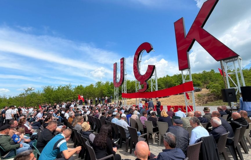 Vendosen shkronja gjigante “UÇK” në Ballofc të Podujevës, marrin pjesë ish-eprorë dhe ushtarë të luftës 