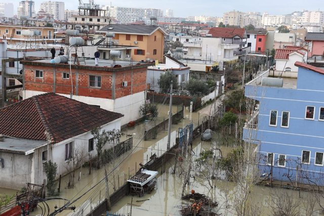 4 muaj pas përmbytjeve/ BIRN: Kompensimi futet në kalendat greke! Bashkia Durrës përjashton bizneset nga dëmshpërblimi