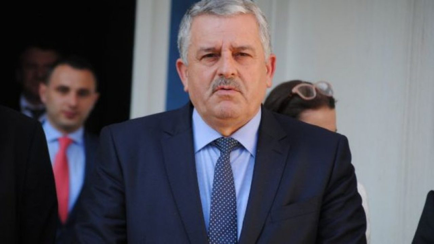 veliu-askush-nuk-me-kontaktoi-nga-dega-e-podujeves-qendra-perdori-loje-te-ndyte