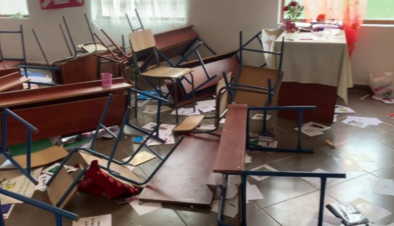 E tmerrshme: Nxënësit shkatërrojnë klasën e shkollës