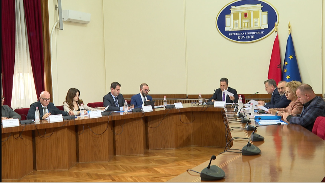 Debat për rregulloren e Kuvendit, PS dhe opozita përplasen për miratimin e përshpejtuar të ligjeve të BE-së