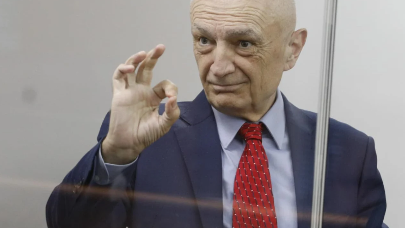 Gjyqi i themelit/ “President si je?” Meta-Leskajt nga brenda kafazit të xhamtë: Jam i fortë. Akustika, akustika… xhami